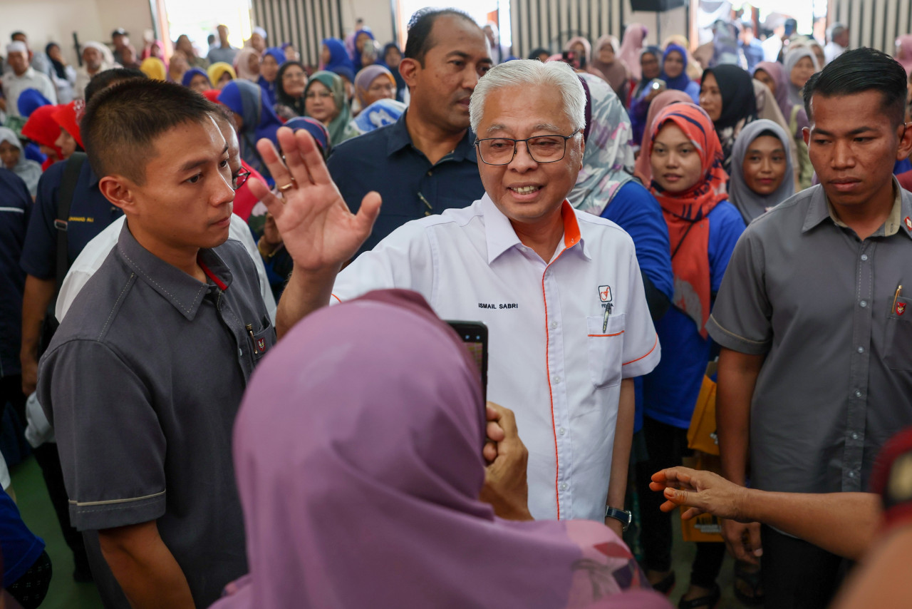 Datuk Seri Ismail Sabri Yaakob (centre) meets Felda Mayam settlers in his Bera parliamentary constituency in Pahang last October 27. The caretaker prime minister is said to have often visited Felda settlements in the state, even when he was still an MP. – Bernama pic, November 11, 2022