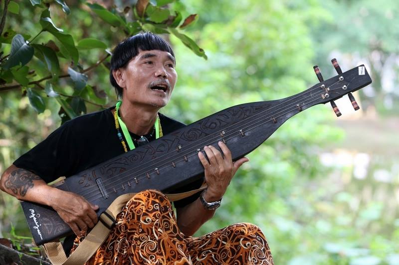 Sarawakian sape player Mathew Ngau Jau is among the Malaysian cultural figures mentioned in the Form 5 history textbook. – Mathew Ngau Jau Facebook pic, October 31, 2022