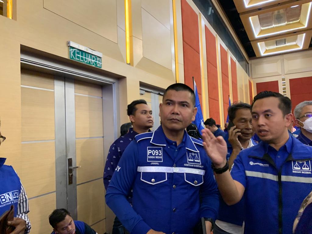 Datuk Seri Jamal Yunos (centre) appears at Barisan Nasional’s event announcing its candidates for the general election at the World Trade Centre in Kuala Lumpur, today. – AMAR SHAH MOHSEN/The Vibes pic, November 1, 2022