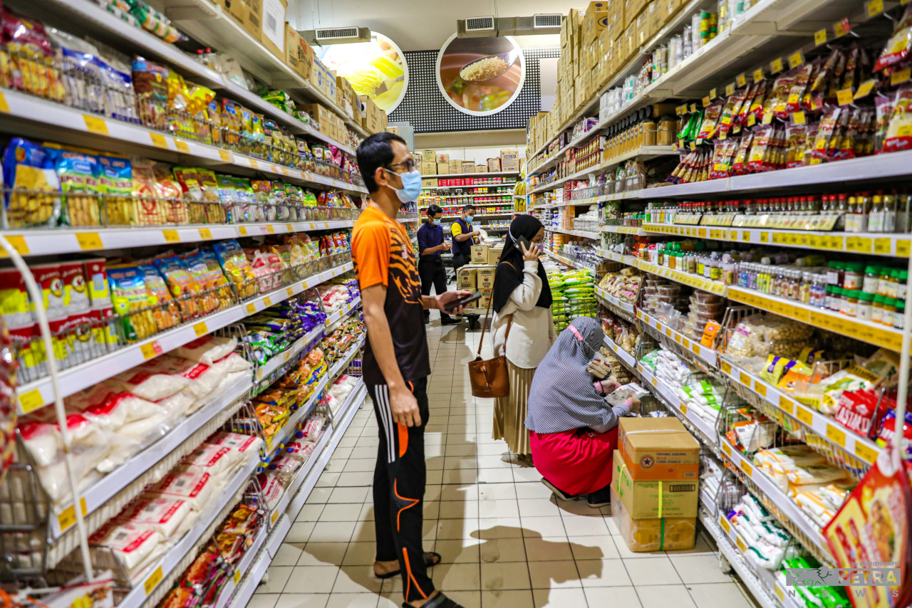 Many shoppers now opt for cheaper brands as the rising costs of living continue to shrink their purchasing power. – The Vibes file pic, November 1, 2022