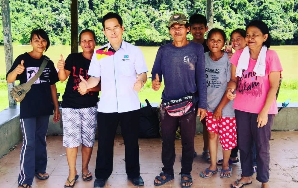 Sarawak PKR deputy chairman Abun Sui Anyit (third from left) poses with grassroot supporters in Hulu Rajang, where he will contest in the upcoming general election. He has said the party’s drastic moves in the state such as axing its sole incumbent in Miri and introducing 12 new faces to the state mark the start of Sarawak PKR renewal process. – Pic courtesy of Abun Sui Anyit’s office, November 2, 2022