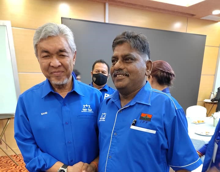 Indian Progressive Front president Datuk T. Loganathan (right) poses for a photo with Barisan Nasional (BN) chairman Datuk Seri Ahmad Zahid Hamidi. Loganathan is BN’s pick to run in the Jelutong parliamentary seat in the general election. – Datuk T. Loganathan Facebook pic, November 2, 2022