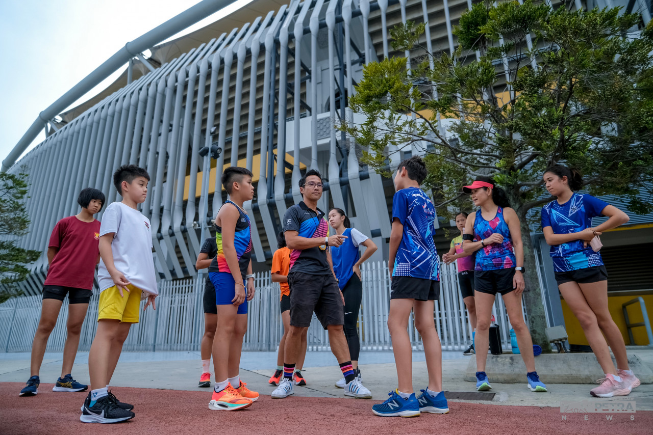 Rupert Chen (centre) advises Ironman aspirants to arrive at the race locations ahead of race day to familiarise themselves with the routes. – ABDUL RAZAK LATIF/The Vibes, November 4, 2022