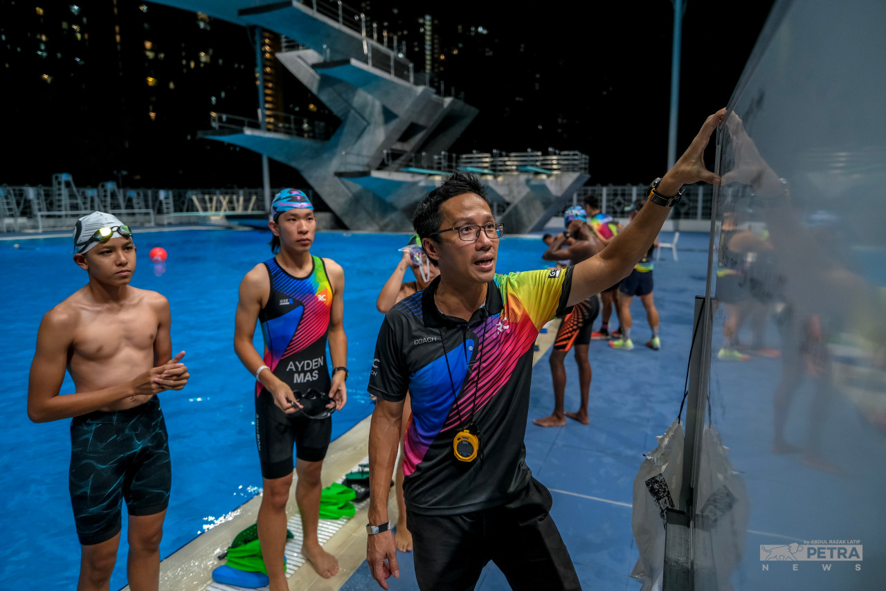 Rupert Chen (right) stresses the importance of correct swimming techniques for Ironman aspirants, as swimming in the ocean is vastly different than in a pool. – ABDUL RAZAK LATIF/The Vibes, November 4, 2022