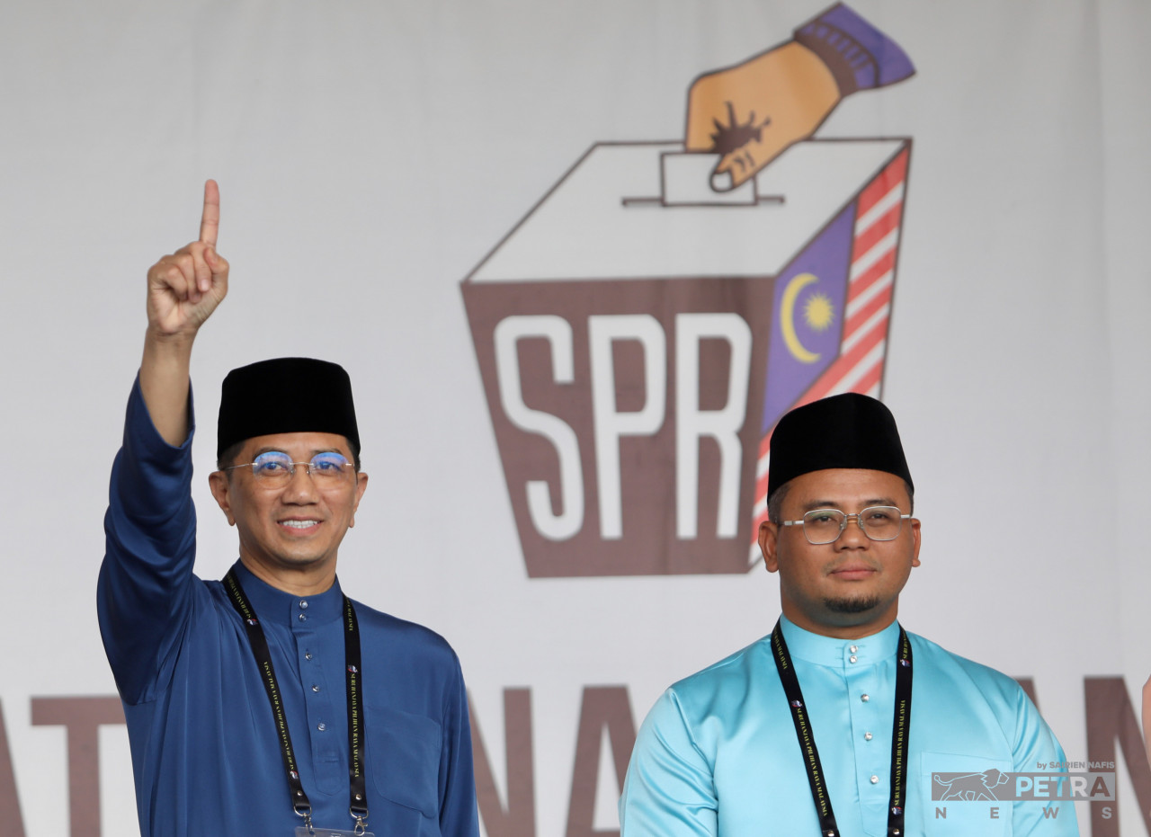 Having faced each other in the Gombak parliamentary seat in last year’s general election, Datuk Seri Mohamed Azmin Ali (left) and Datuk Seri Amirudin Shari will compete in different state seats under the constituency in next month’s Selangor polls. – SAIRIEN NAFIS/The Vibes file pic, July 30, 2023