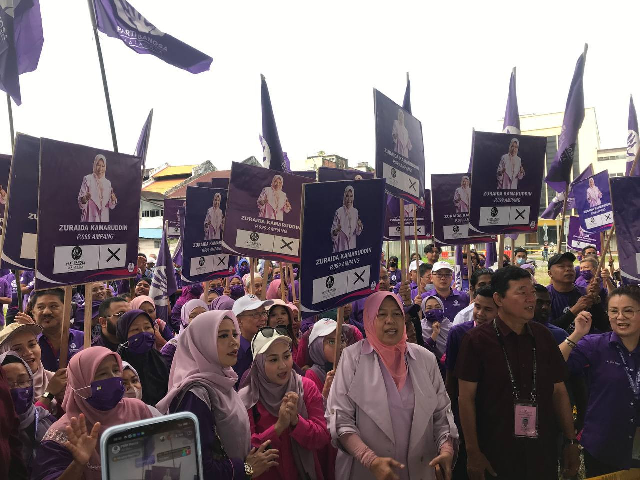 Datuk Seri Zuraida Kamaruddin (second from right) campaigns to defend the Ampang parliamentary seat in the 15th general election, which she held since 2008 under PKR. – IZWAN RAMLAN/The Vibes pic, November 9, 2022