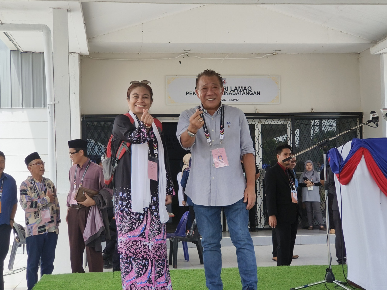 Warisan’s pick to contest the Kinabatangan parliamentary seat Mazliwati Abdul Malek Chua (left) poses with the seat’s incumbent Datuk Seri Bung Moktar Radin at the nomination centre today. – REBECCA CHONG/The Vibes pic, November 5, 2022