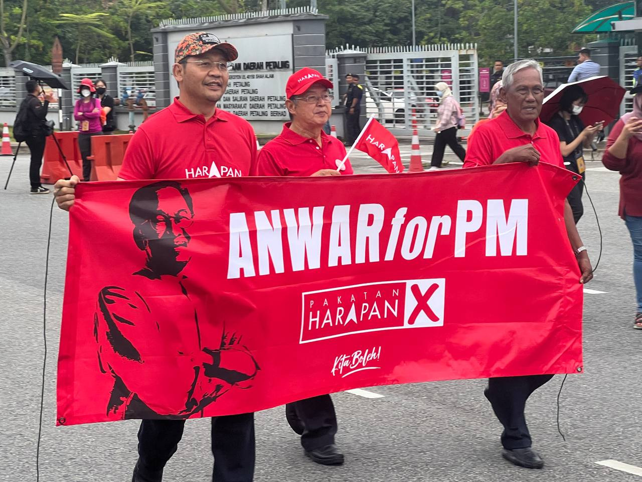 Supporters carry banners in support of Datuk Seri Anwar Ibrahim as prime minister. – ADAM AYZZAT/The Vibes pic, November 5, 2022