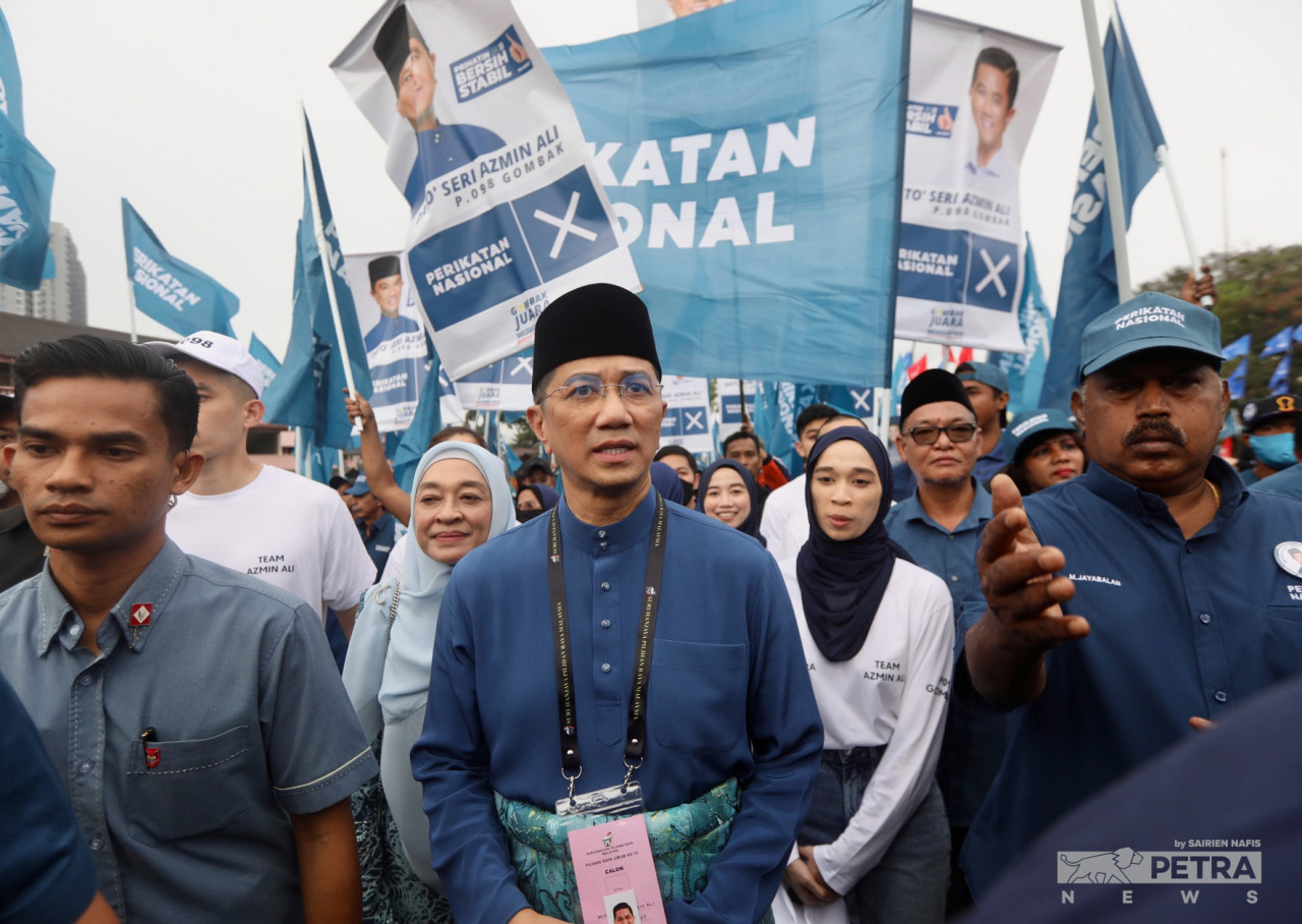 Datuk Seri Mohamed Azmin Ali (centre) arrives at the nomination centre in Gombak. – SAIRIEN NAFIS/The Vibes pic, November 5, 2022
