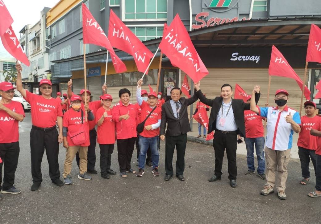 PKR Sarawak youth chief Chew Choon Man (third from right) faces PSB’s Datuk Lawrence Lai, and GPS’ Jeffery Phang. – STEPHEN THEN/The Vibes pic, November 5, 2022