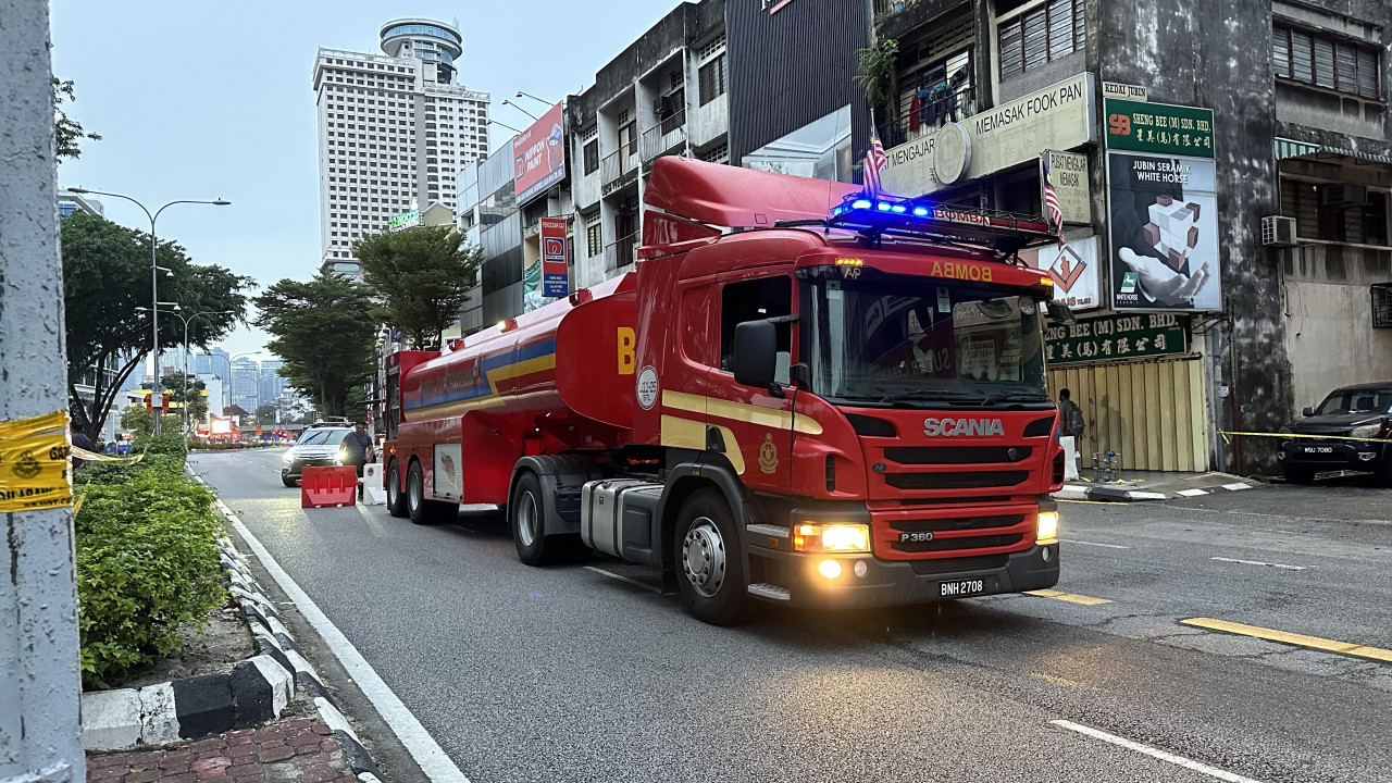 Fire and Rescue Department trucks on duty, helping traffic police fill up road barriers with water around the Batu nomination centre. – LANCELOT THESEIRA/The Vibes pic, November 5, 2022