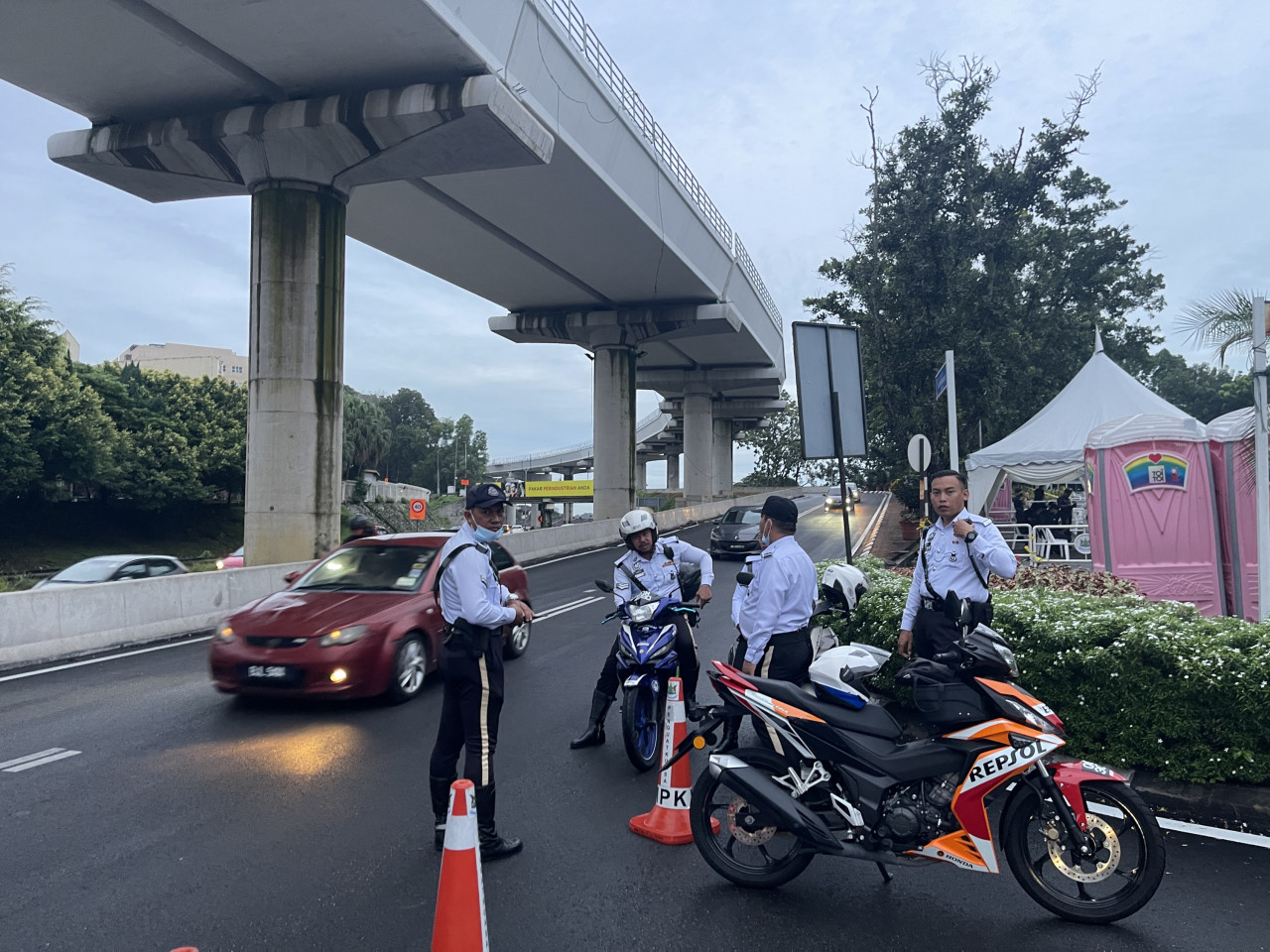Police officers on the ground in Klang around Dewan Hamzah. – KALASH NANDA KUMAR/The Vibes pic, November 5, 2022