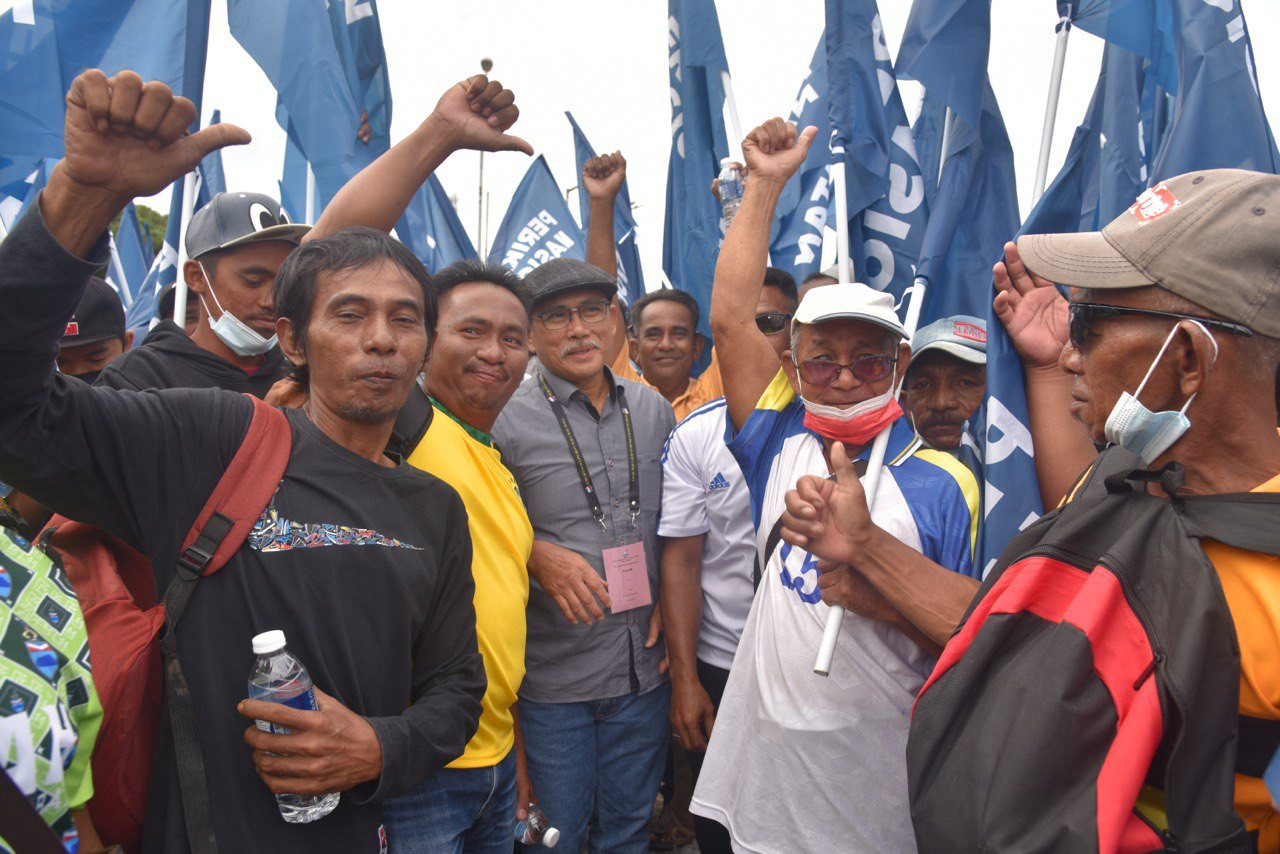 Datuk Seri Ronald Kiandee (centre) at the nomination centre in Beluran today. – JASON SANTOS/The Vibes pic, November 5, 2022