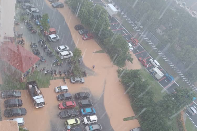 Photo shows an area around a condominiun in Shah Alam that has been flooded after a downpour hit the district. – @alyaa_haliqa Twitter pic, November 8, 2022