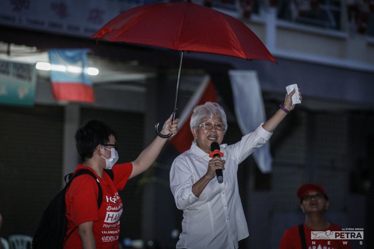 DAP Women’s head Chong Eng (right) addresses the crowd at a Pakatan Harapan ceramah held outside the Kerayong DAP election machinery station in Bera, Pahang yesterday. – SYEDA IMRAN/The Vibes pic, November 10, 2022