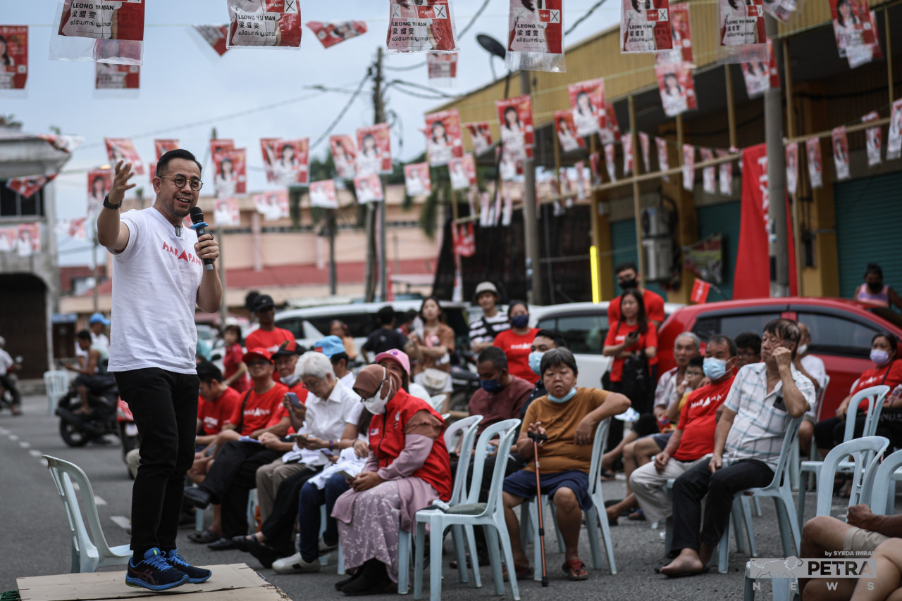Incumbent Bukit Mertajam MP Steven Sim addresses the crowd at a Pakatan Harapan ceramah held outside the Kerayong DAP election machinery station in Bera, Pahang yesterday. – SYEDA IMRAN/The Vibes pic, November 10, 2022