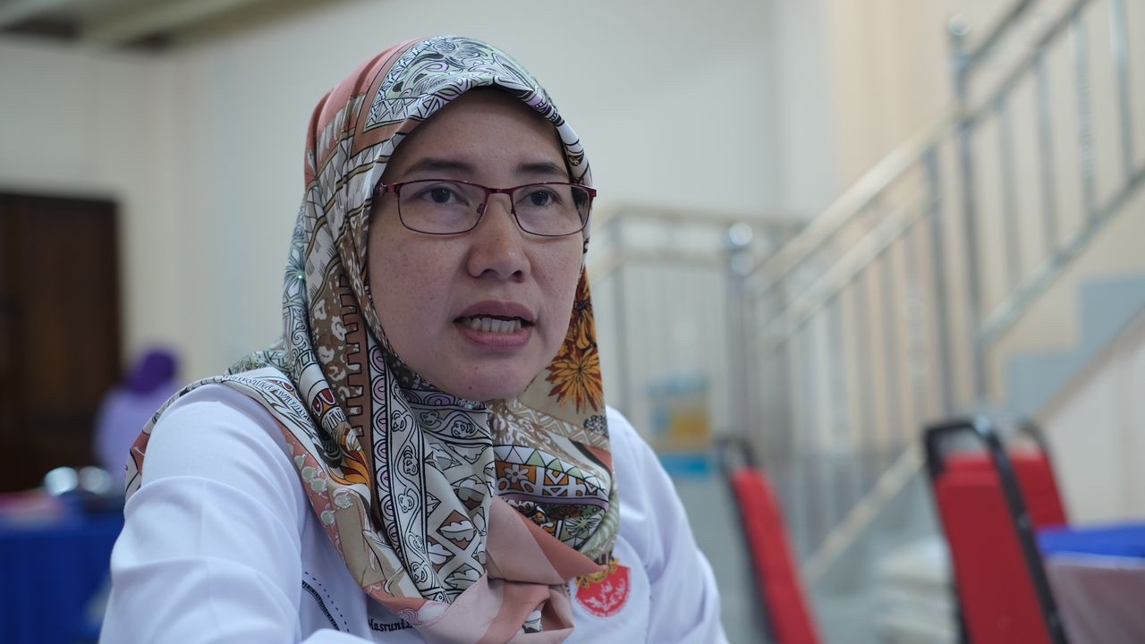 Umno’s Pulai Sebatang assemblyman Hasrunizah Hassan (pic) sings the praises of incumbent Pontian MP Datuk Seri Ahmad Maslan, saying he frequently attends local community events. – IKHWAN ZULKAFLEE/The Vibes pic, November 9, 2022