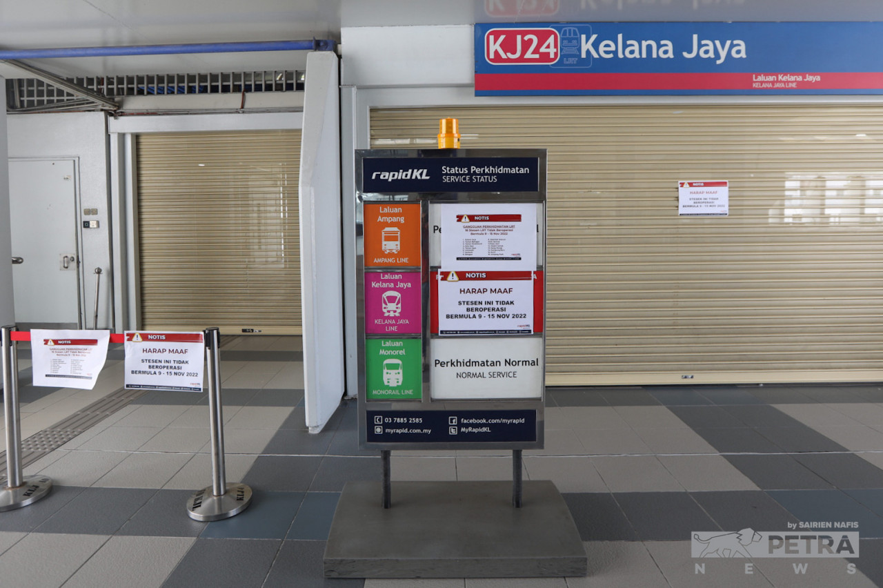 A notice announces a service suspension affecting the Kelana Jaya LRT line. – SAIRIEN NAFIS/The Vibes pic, January 12, 2023