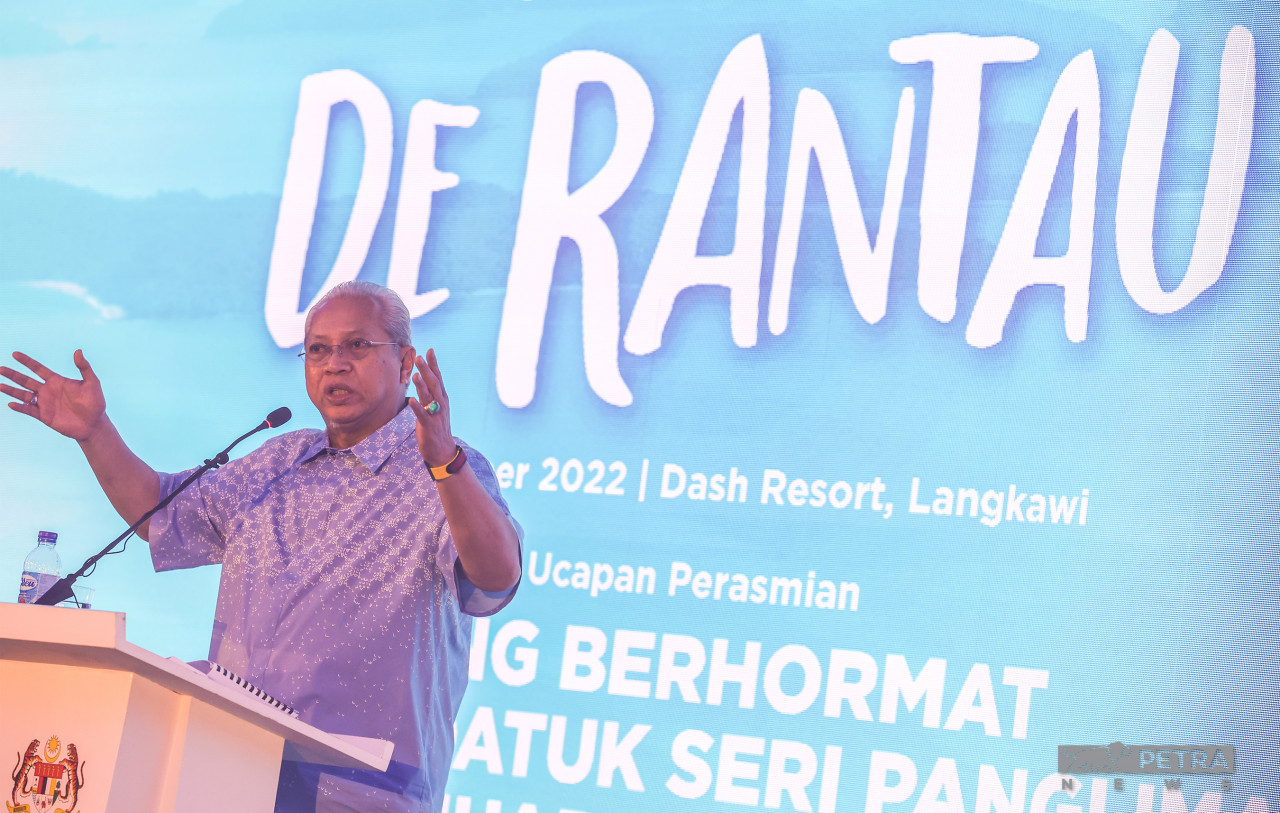 Caretaker communications and multimedia minister Tan Sri Annuar Musa speaks at the launching of the DE Rantau programme for Langkawi. – NAZIRUL ROSELAN pic, November 10, 2022