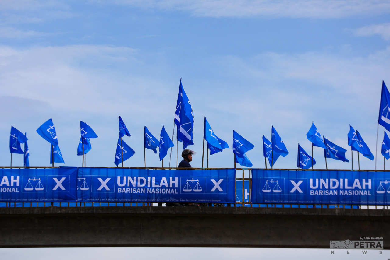 A bridge lined with Barisan Nasional flags and banners. Though a common sight in Malaysia’s general elections, it is questionable if flag wars are still effective in the social media age. – AZIM RAHMAN/The Vibes pic, November 10, 2022