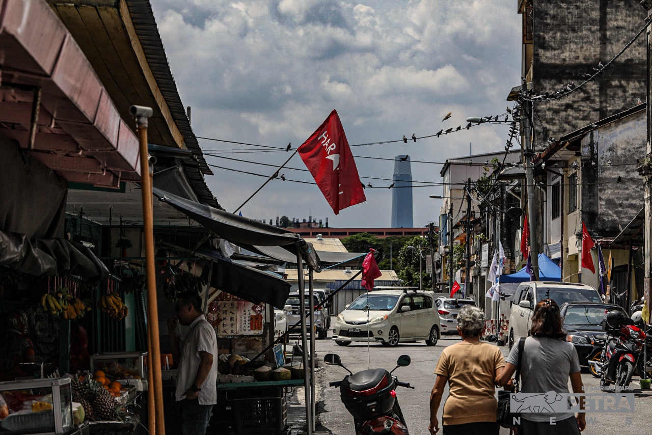 Pakatan Harapan, Parti Bangsa Malaysia (PBM), and Warisan flags line a street in Pekan Ampang, Ampang in Kuala Lumpur. The Ampang parliamentary constituency will see a nine-way tussle as PBM’s incumbent Datuk Zuraida Kamaruddin vies to defend her seat. – SAIRIEN NAFIS/The Vibes pic, November 10, 2022