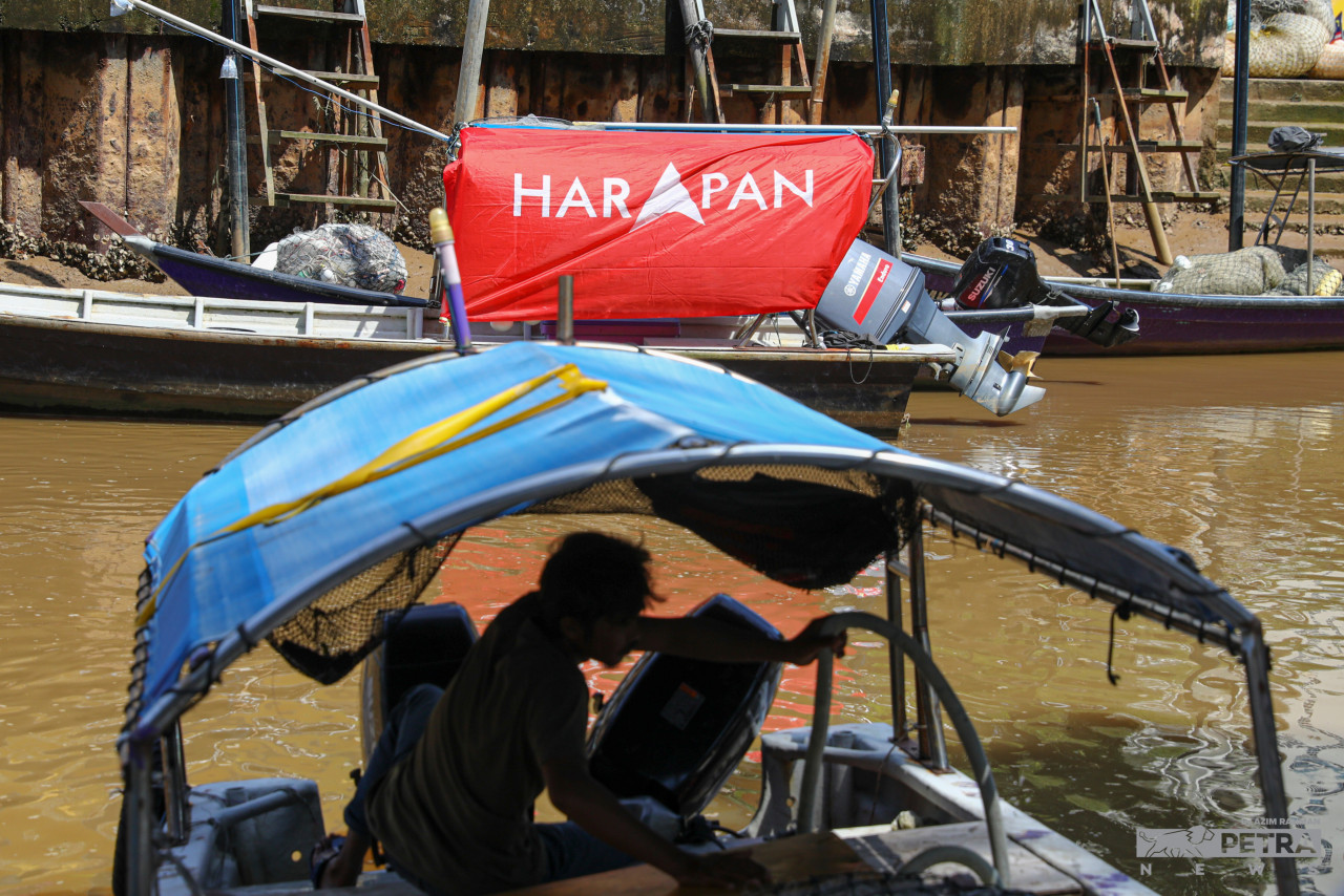 A fishing boat flies the Pakatan Harapan flag at Sg Lereh in Klebang, Melaka. The various coalitions’ election workers have covered signboards, jetties, lamp posts, fences, and other public amenities with myriad colours and symbols as the general election looms. – AZIM RAHMAN/The Vibes pic, November 10, 2022