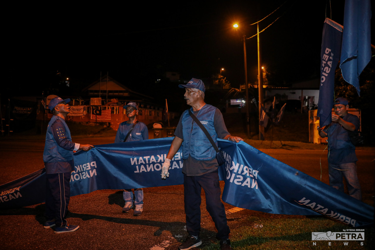 Perikatan Nasional election workers erect flags and banners at Kg Kuala Repas in Bentong, Pahang. Bersatu’s Datuk Roslan Hassan will contest the Bentong parliamentary seat under the coalition’s banner. – SYEDA IMRAN/The Vibes pic, November 10, 2022