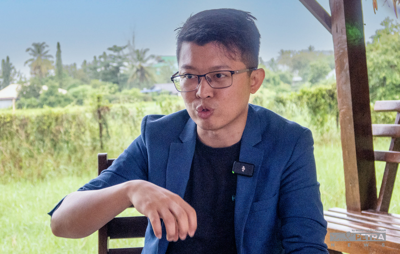 HostAStay chief executive officer Jordan Oon explains that his firm mainly assists property investors in making their accommodations ready for nomads to stay. – MOHD HAZLI HASSAN/The Vibes pic, November 10, 2022