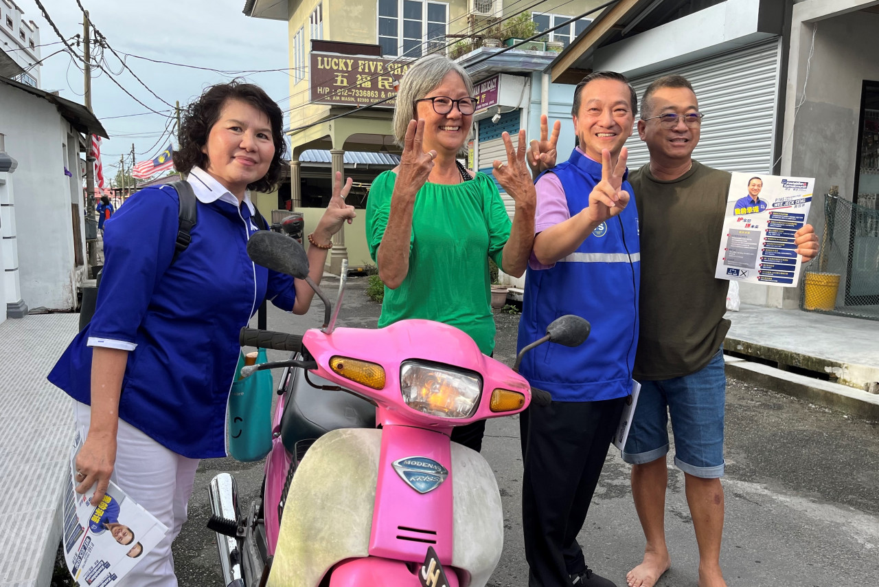 Tg Piai residents welcome and greet Barisan Nasional candidate and incumbent MP Datuk Seri Wee Jeck Seng outside their houses and shared some light-hearted conversation during his walkabout yesterday. – IKHWAN ZULKAFLEE/The Vibes pic, November 11, 2022
