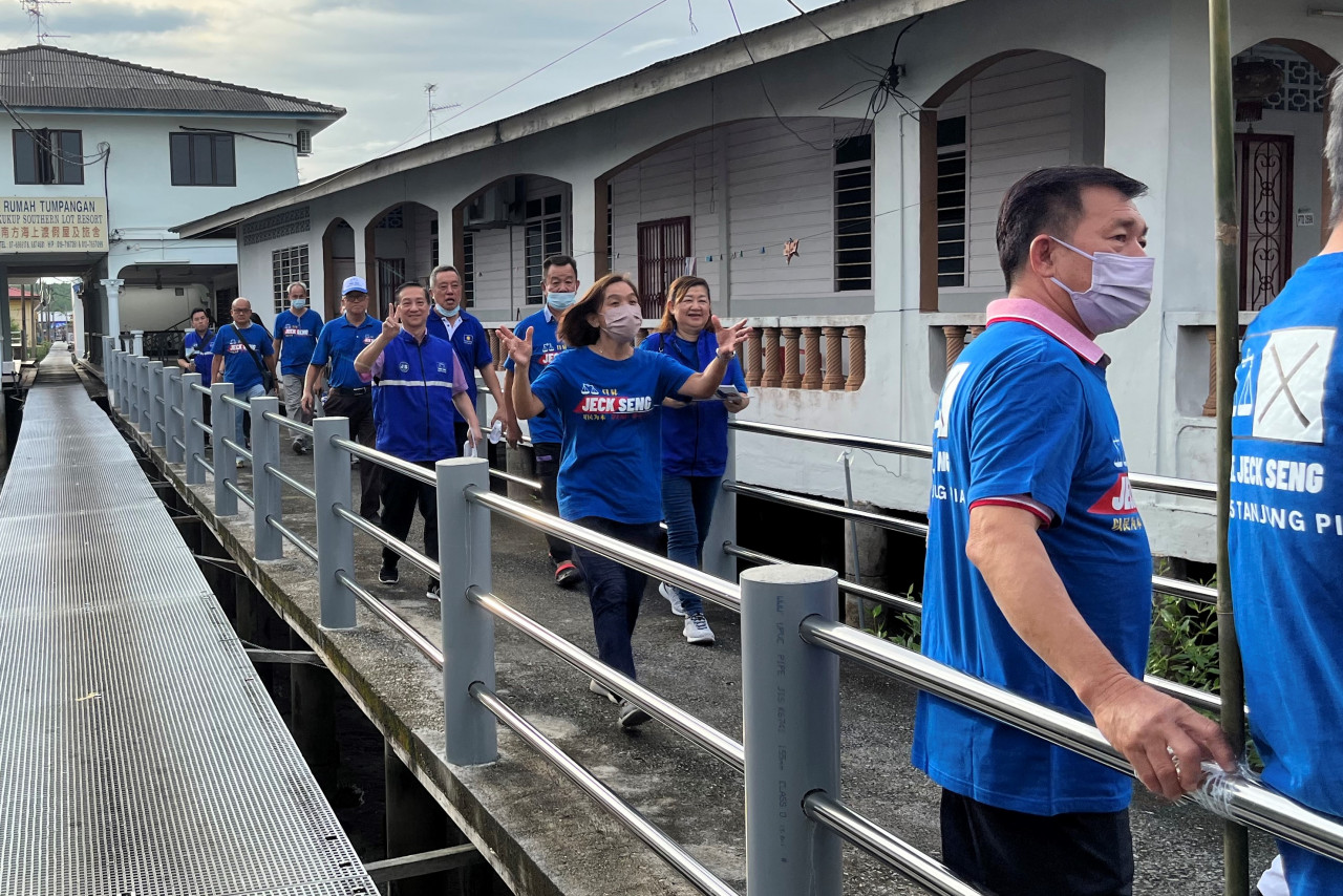 Barisan Nasional Tg Piai candidate Datuk Seri Wee Jeck Seng (showing peace sign) conducts a walkabout Kg Kukup Air Masin and the neighbouring Kg Kukup Laut here yesterday with his party machinery, saying that he has to work hard to convince voters to vote for him. – IKHWAN ZULKAFLEE/The Vibes pic, November 11, 2022