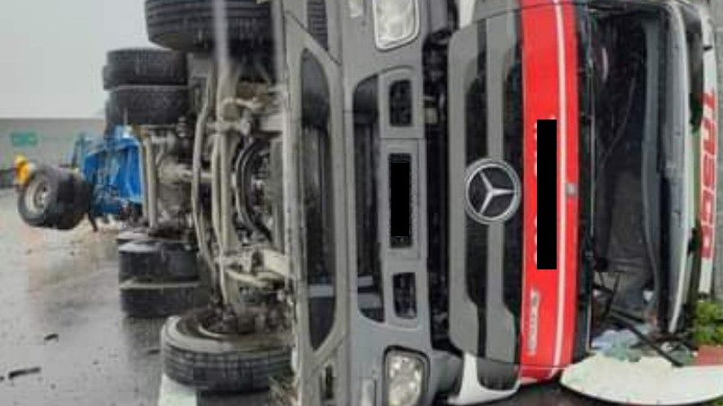 The Negri Sembilan Fire and Rescue Department has said that they received a distress call at 11.43am about an accident involving two trailer lorries, two cars and a motorcycle in Nilai today.– Pic courtesy of Melaka Explorer, November 11, 2022