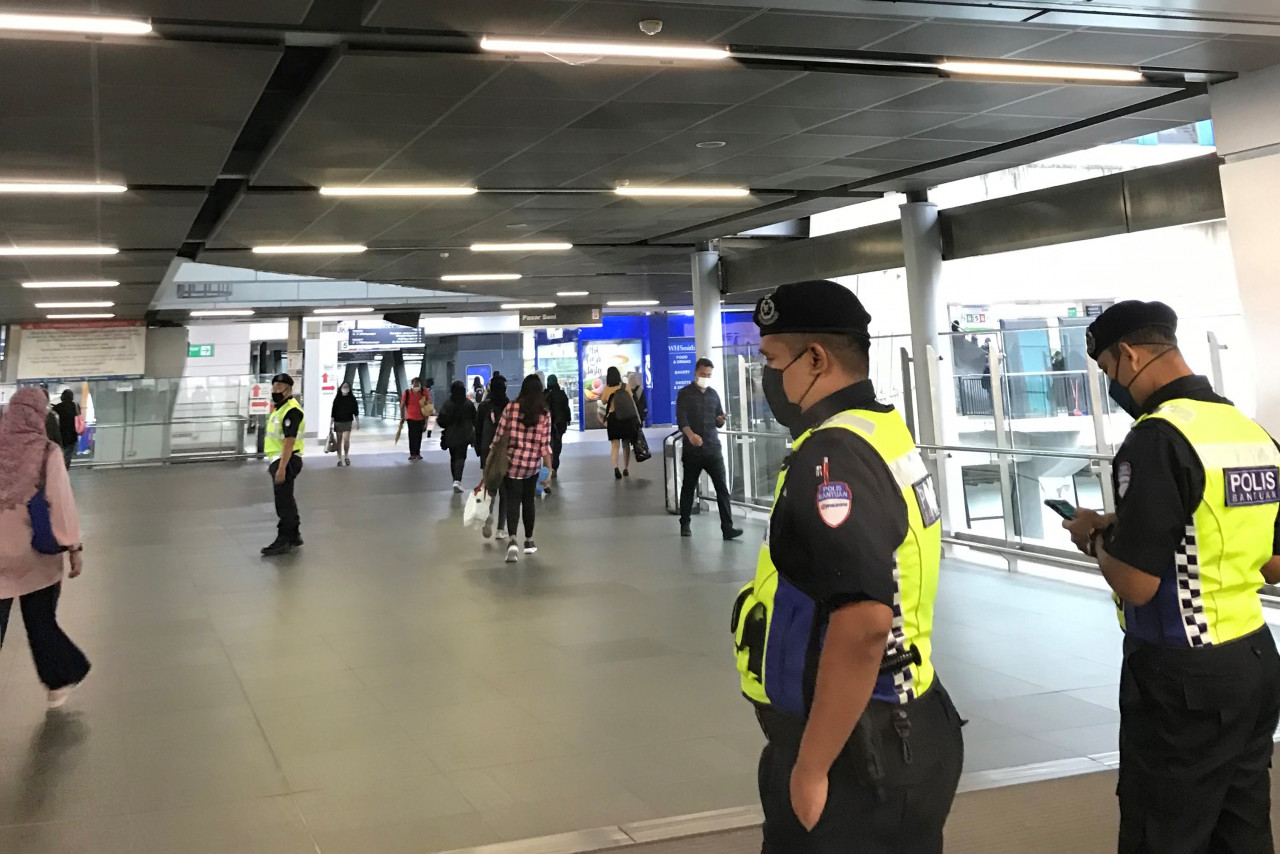 Auxiliary police are present at each station to control crowds this morning after the Kelana Jaya line LRT service resumes after a week-long hiatus. – FARAH DEANNA/The Vibes pic, November 14, 2022