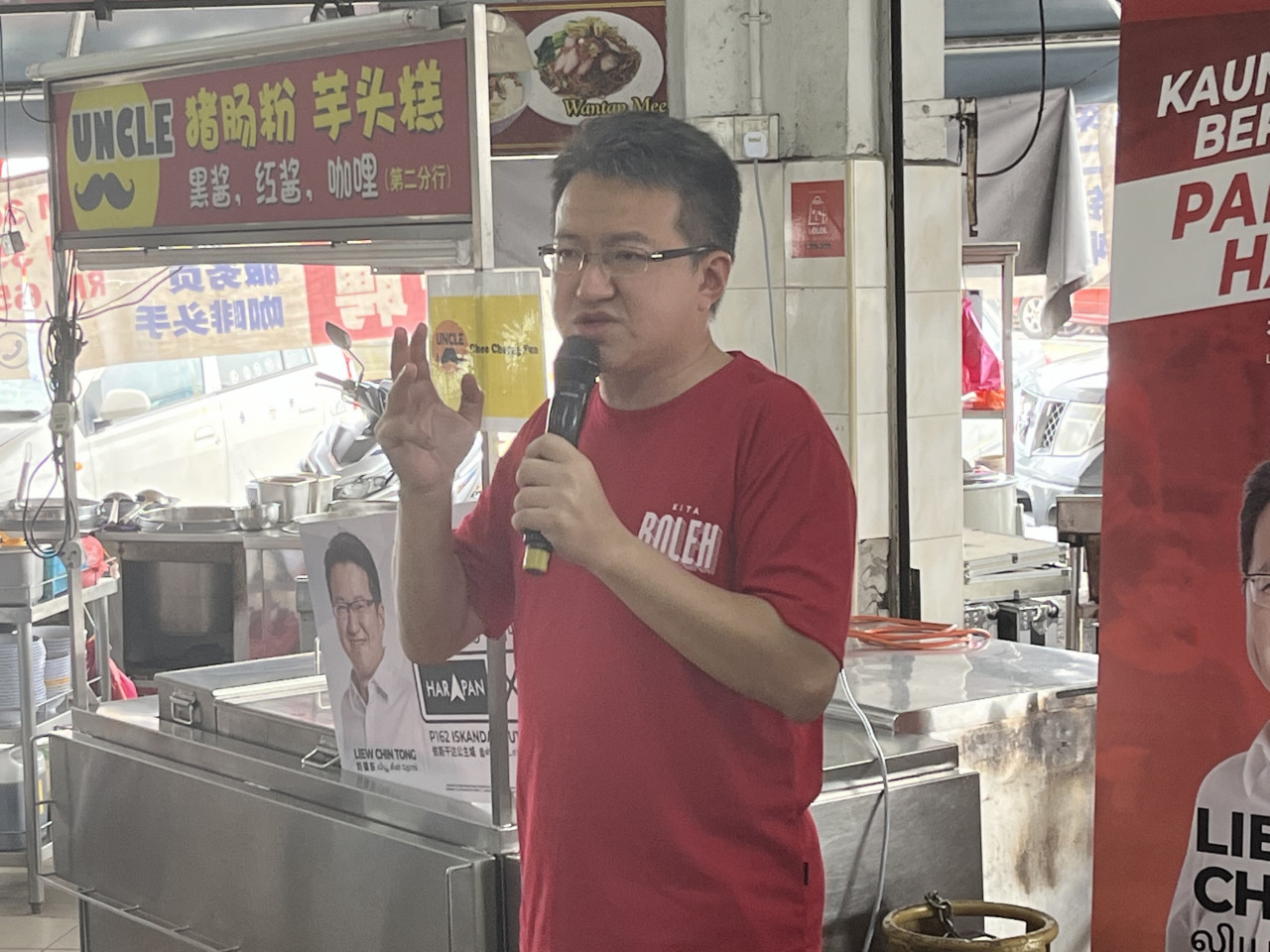 Johor DAP chief Liew Chin Tong (pic) is aiming to make a parliamentary comeback following his 2018 general election defeat at the hands of MCA president Datuk Seri Wee Ka Siong in Ayer Hitam. – IKHWAN ZULKAFLEE/The Vibes pic, November 14, 2022