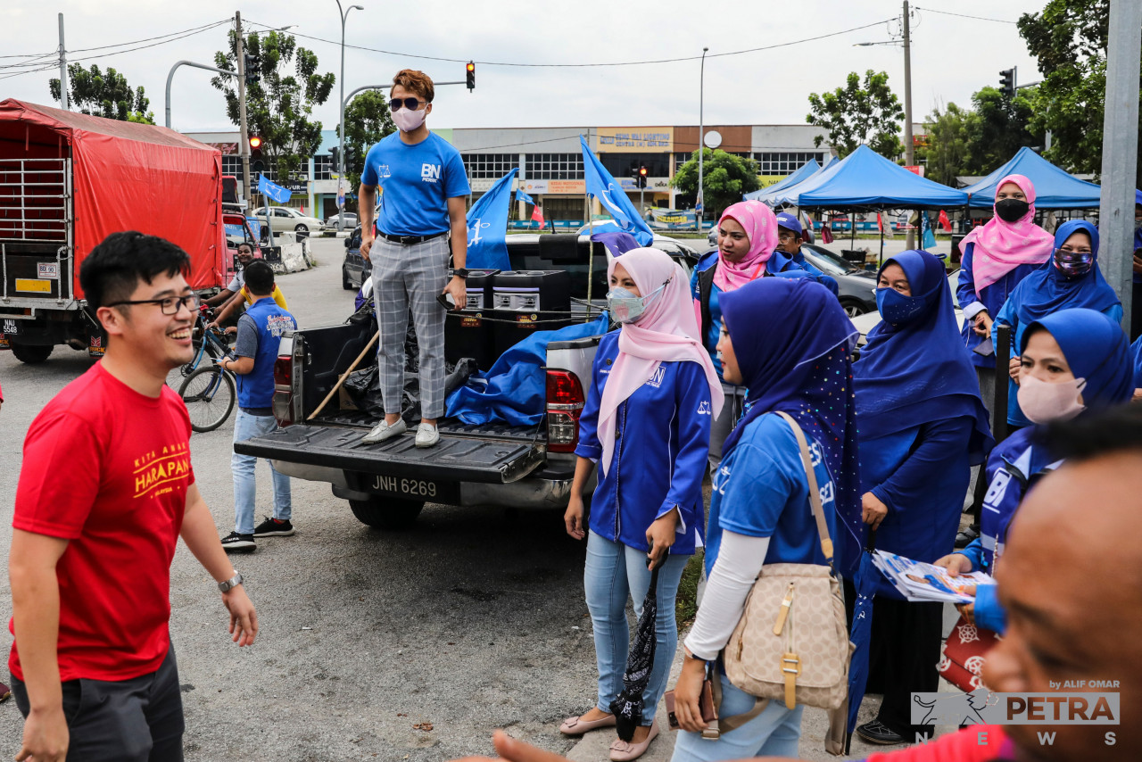 Pakatan Harapan’s candidate for the Ipoh Timur parliamentary seat, Howard Lee (left), bumps into Barisan Nasional election workers during a walkabout at the night market in Desa Aman, Ipoh, today. – ALIF OMAR/The Vibes pic, November 14, 2022