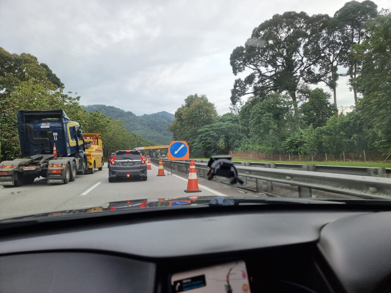 Roadworks along the North-South Expressway from Gopeng heading to Tapah today, which has caused traffic congestion. – The Vibes pic, November 15, 2022