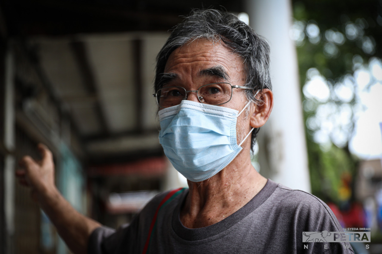 Sg Lembing resident Chew Yee Yin, 73, laments that the town’s water supply is cut off around 9pm every night, causing numerous homestays and eateries to depend on their own water tanks. – SYEDA IMRAN/The Vibes pic, November 16, 2022