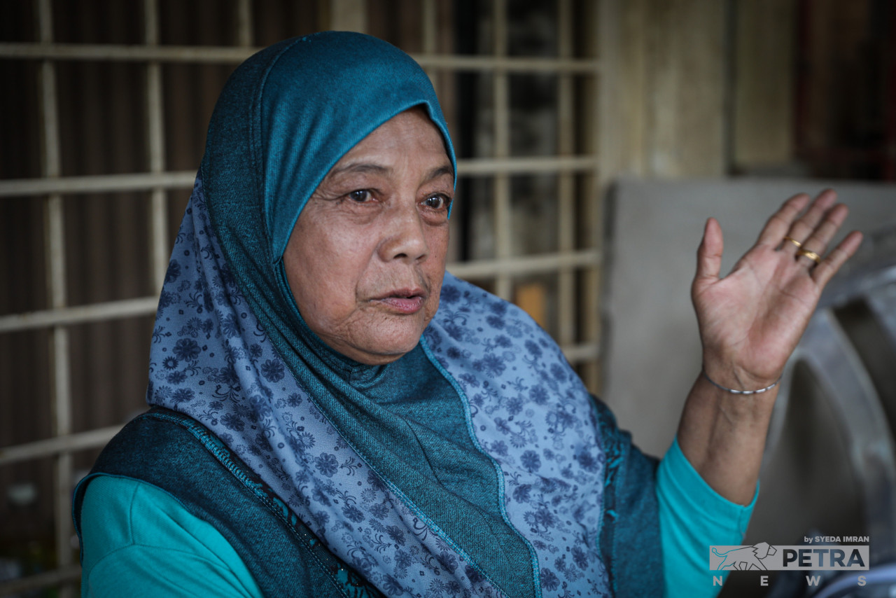 Sg Lembing resident Zaimaslidik, 63, admits she is apathetic towards politics, but wants a solution for the annual floods faced by the town. – SYEDA IMRAN/The Vibes pic, November 16, 2022