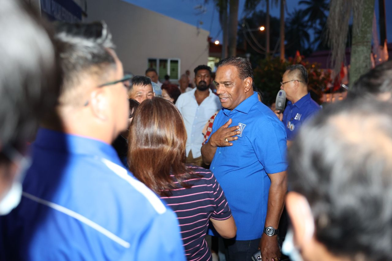 Datuk Seri M. Saravanan of Barisan Nasional has said that he hopes his programmes on poverty eradication and education will help sway the new voters to his side to defend his Tapah seat. He won in 2018 by only 614 votes, compared to the 2013 elections where he secured a win by 7,927 votes. – Pic courtesy of Datuk Seri M. Saravanan’s Communications Team, November 16, 2022