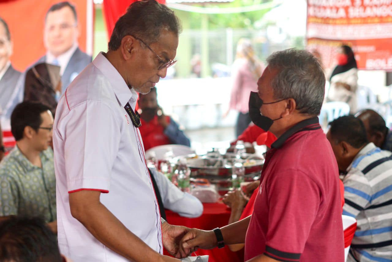 Residents of Taman Desa Ehsan seem to believe that while Datuk Seri Tengku Zafrul Tengku Abdul Aziz may have the financial prowess and backing, he does not have the heart of the people-first Datuk Seri Dr Dzulkefly Ahmad (left). – Dr Dzulkefly Ahmad Facebook pic, November 15, 2022