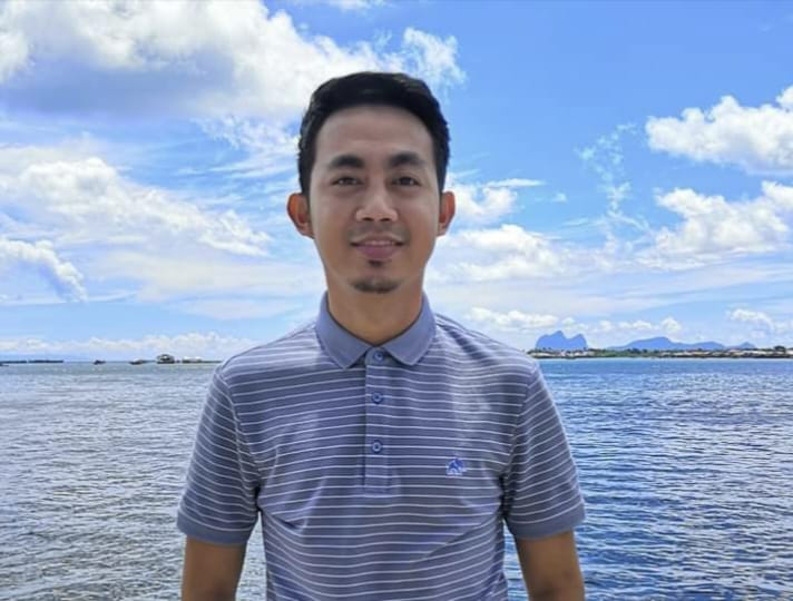Independent candidate in Bugaya state seat, Jufazli Shi Ahmad has gone viral on social media for promising voters a new road built with gold. – Jufazli Shi Ahmad Facebook pic, November 17, 2022