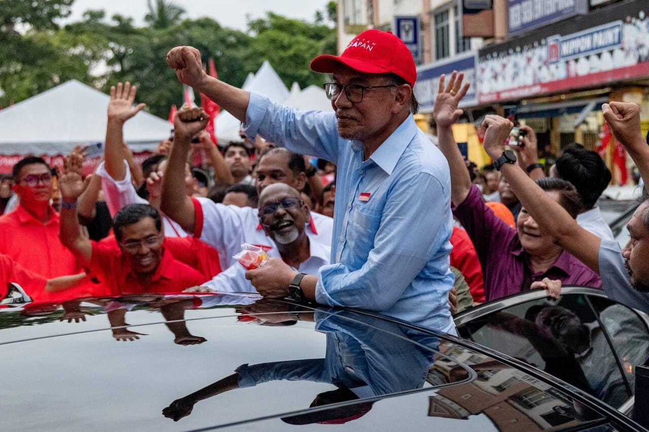 Pakatan Harapan chairman Datuk Seri Anwar Ibrahim stumps for the coalition’s candidate for the Sg Buloh parliamentary seat, Datuk R. Ramanan, yesterday afternoon in Sg Buloh. – Pic courtesy of R. Ramanan communications team, November 17, 2022