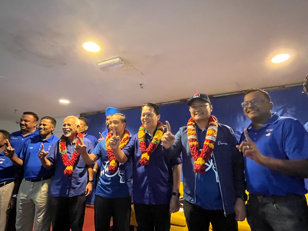 On Saturday, Johan Arifin Mohd Ropi (third from right) of Barisan Nasional will take on Johor Baru incumbent MP Akmal Nasrullah Nasir of PKR, representing Pakatan Harapan. – IKHWAN ZULKAFLEE/The Vibes pic, November 18, 2022