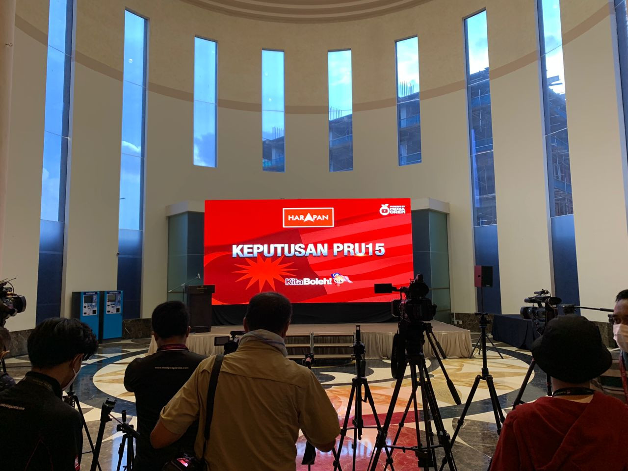 Pakatan Harapan’s viewing party has begun at Grand Dorsett Subang Hotel. – AMAR SHAH MOHSEN/The Vibes pic, November 19, 2022