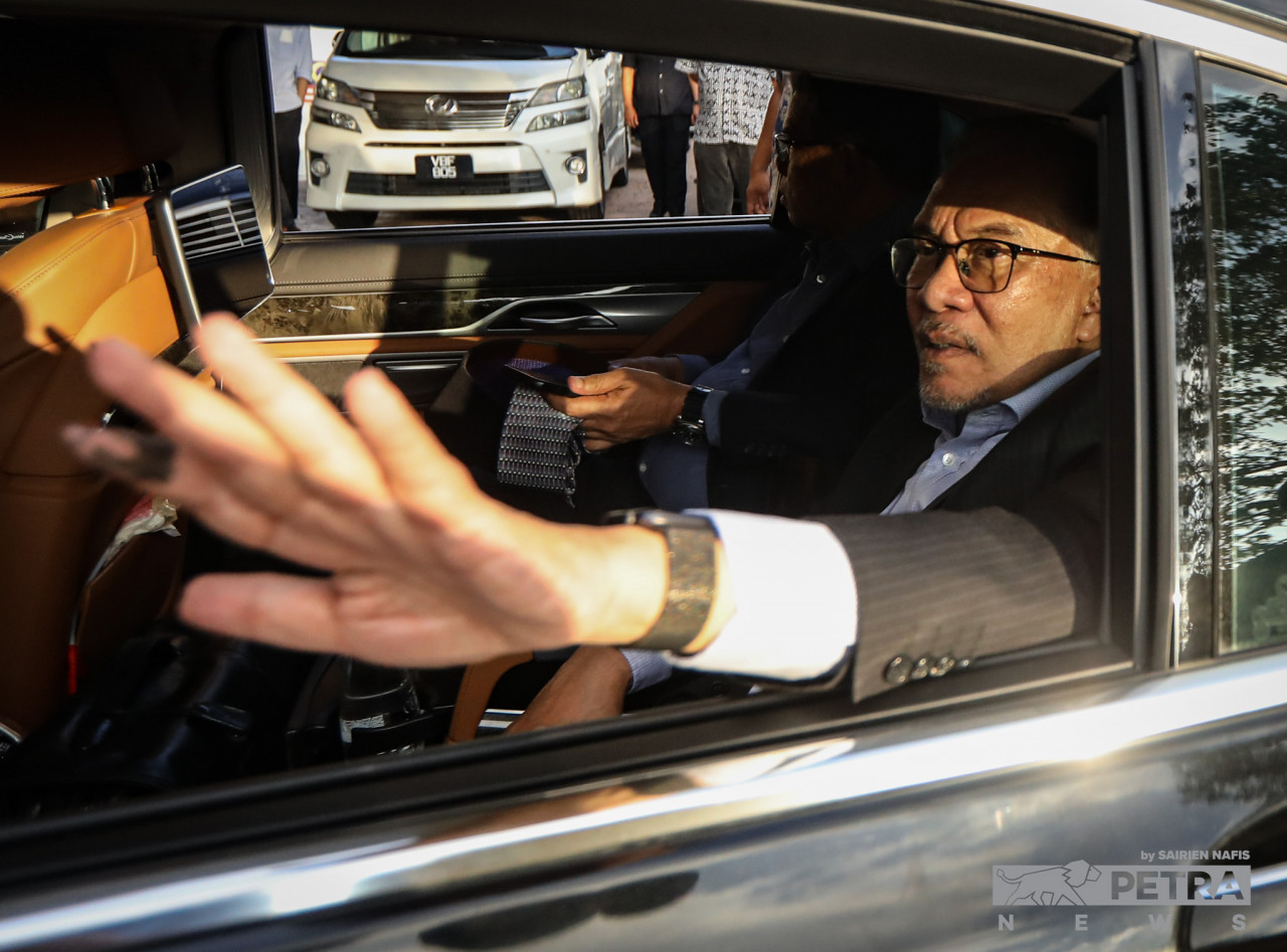 Datuk Seri Anwar Ibrahim arriving at his office in Jalan Gasing after meeting the Yang di-Pertuan Agong. – SAIRIEN NAFIS/The Vibes pic, November 22, 2022 