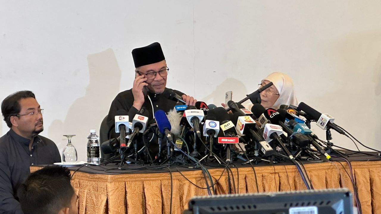 Datuk Seri Anwar Ibrahim speaks to Turkiye President Recep Tayyip Erdoğan after the latter called to congratulate him on becoming prime minister. – LANCELOT THESEIRA/The Vibes pic, November 24, 2022