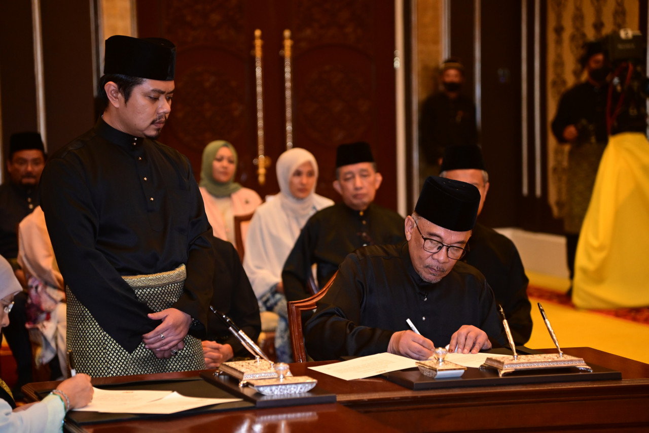 PKR president Datuk Seri Anwar Ibrahim signs official documents after being sworn in as Malaysia’s 10th prime minister at Istana Negara today. – Information Department pic, November 24, 2022