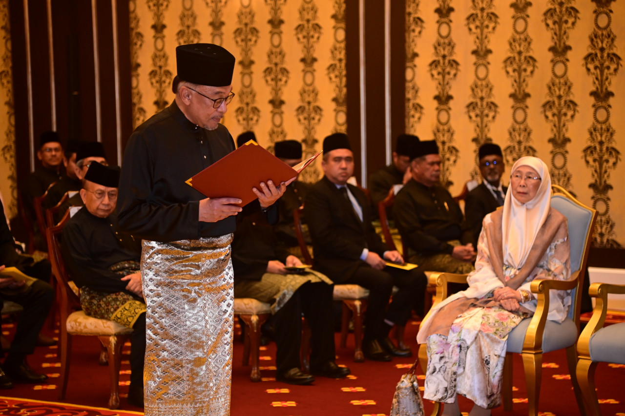 Datuk Seri Anwar Ibrahim is sworn in as Malaysia’s 10th prime minister at Istana Negara yesterday. The Dalai Lama is among the many international leaders who have congratulated Anwar upon his appointment. – Information Department pic, November 25, 2022