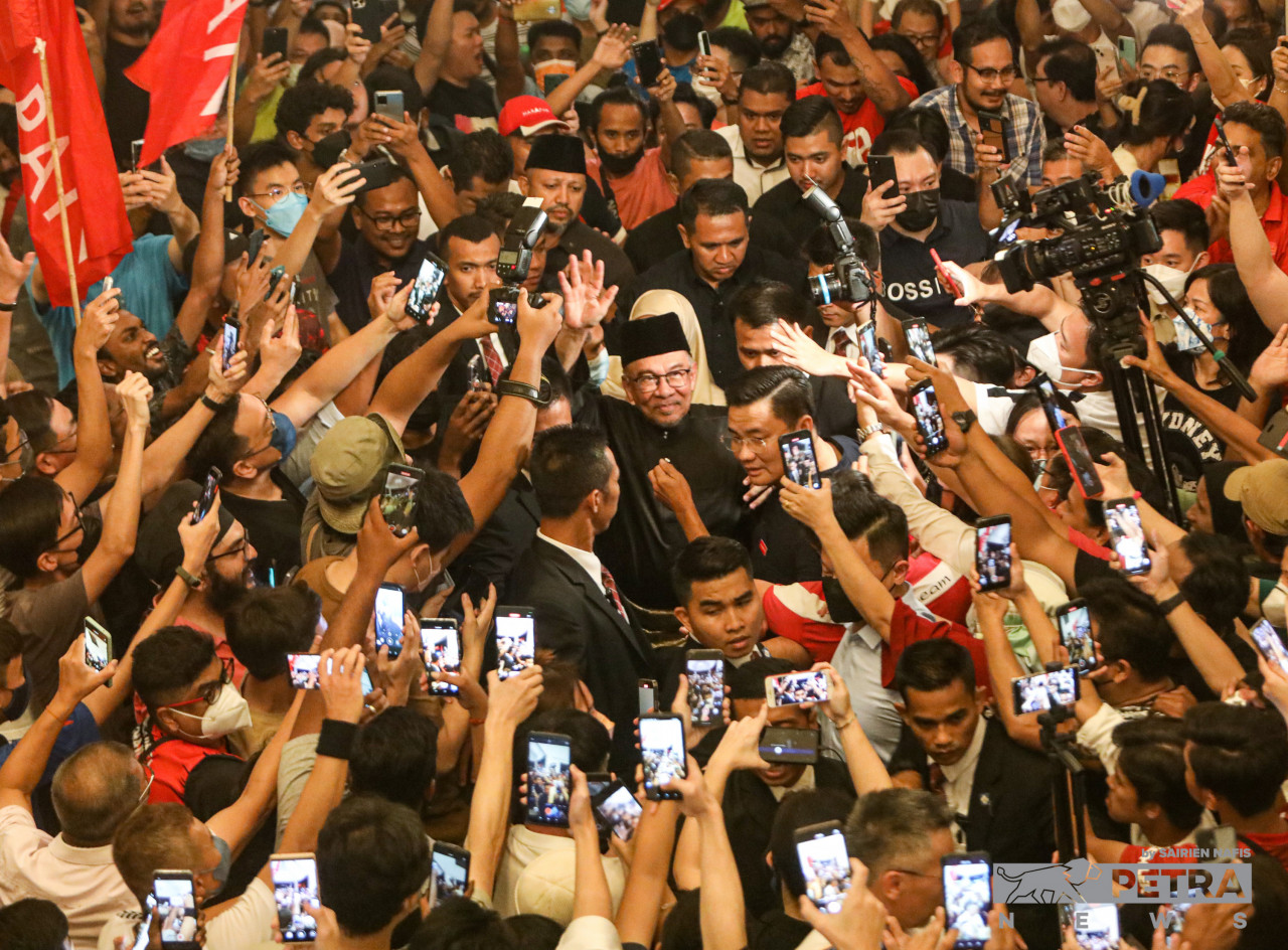 Datuk Seri Anwar Ibrahim (wearing black songkok) is greeted by a crowd as he arrives for his first press conference as prime minister at Sg Long Golf and Country Club in Kajang, Selangor yesterday. He vows that ‘no one’ would be marginalised under his administration. – SAIRIEN NAFIS/The Vibes pic, November 25, 2022