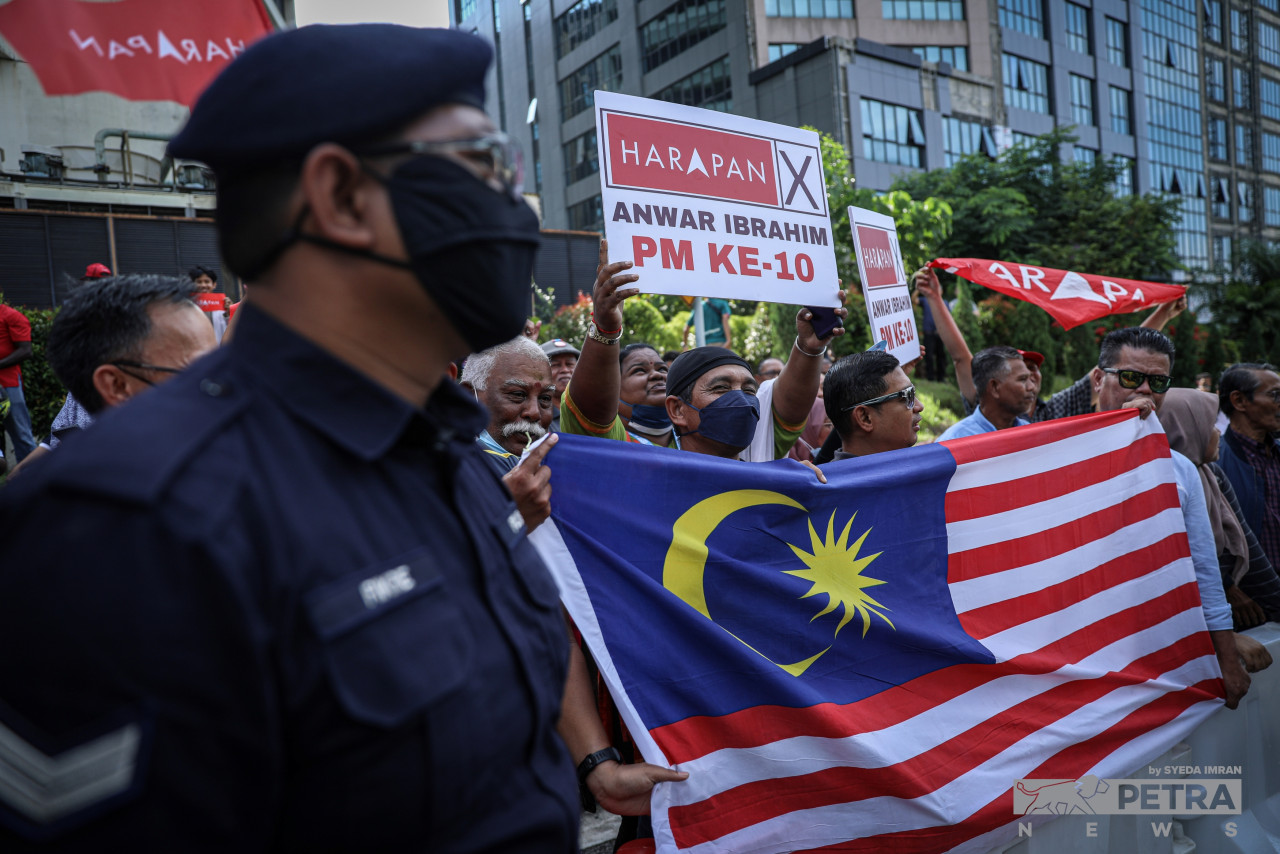 Supporters gather at Istana Negara awaiting Pakatan Harapan (PH) chairman Datuk Seri Anwar Ibrahim’s arrival to be sworn in as Malaysia’s 10th prime minister on Thursday. Anwar has described the public support for PH in the lead up to the general election as being akin to the Reformasi rallies in 1998. – SYEDA IMRAN/The Vibes pic, November 26, 2022