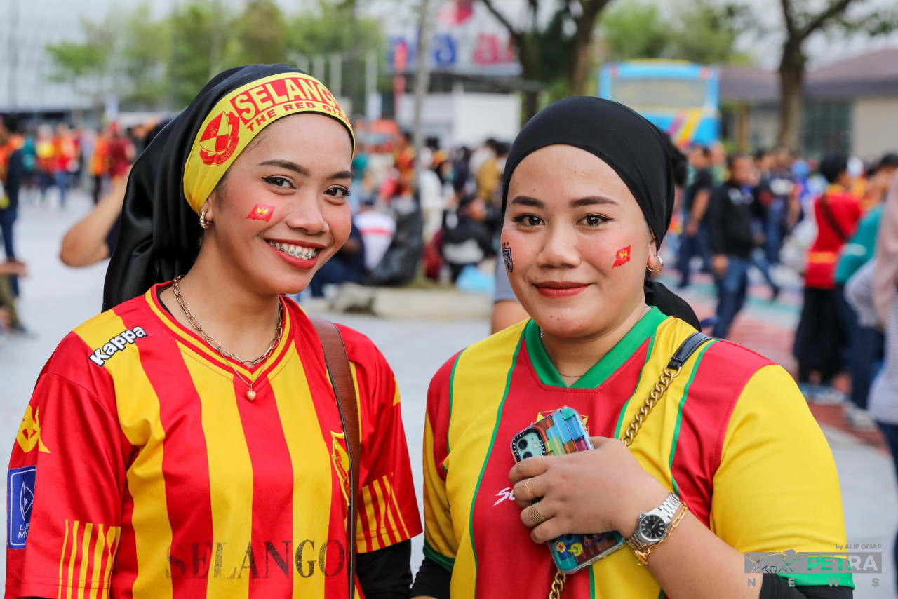Selangor FC fans clad in their team’s jersey and with the state flag painted on their faces as kick-off approaches in the Malaysia Cup final at Bukit Jalil National Stadium, Kuala Lumpur. – ALIF OMAR/The Vibes pic, November 26, 2022